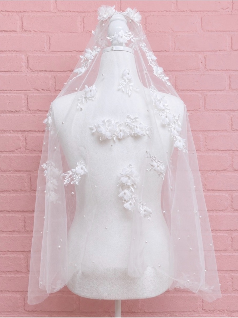 Elegant 3-D Floral Pearl Wedding Veil - Picture 2 of 9
